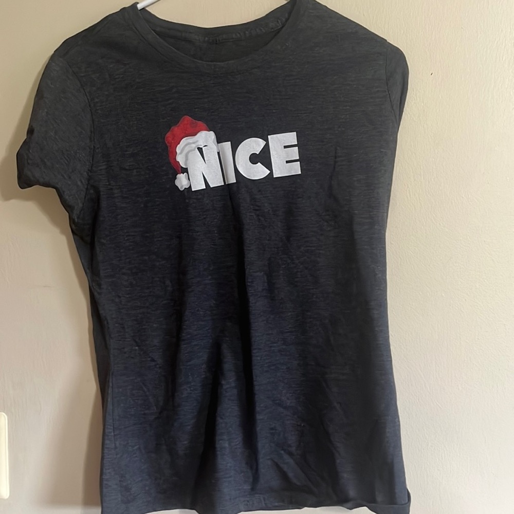 Christmas t shirt Nice women’s extra small Santa hat gray top
